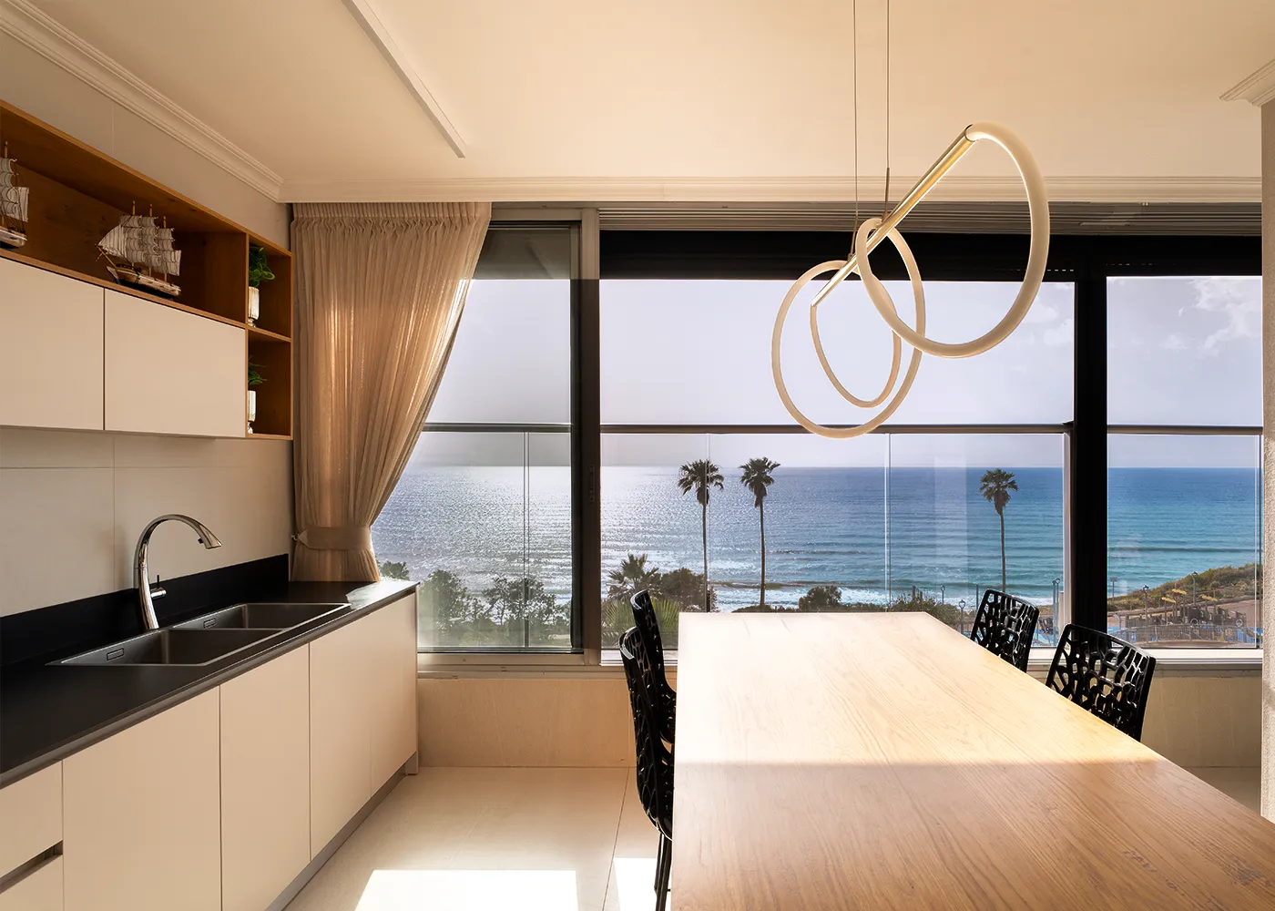 המטבח והנוף לים של סוויטת שקיעה חלומית - תמונה 10