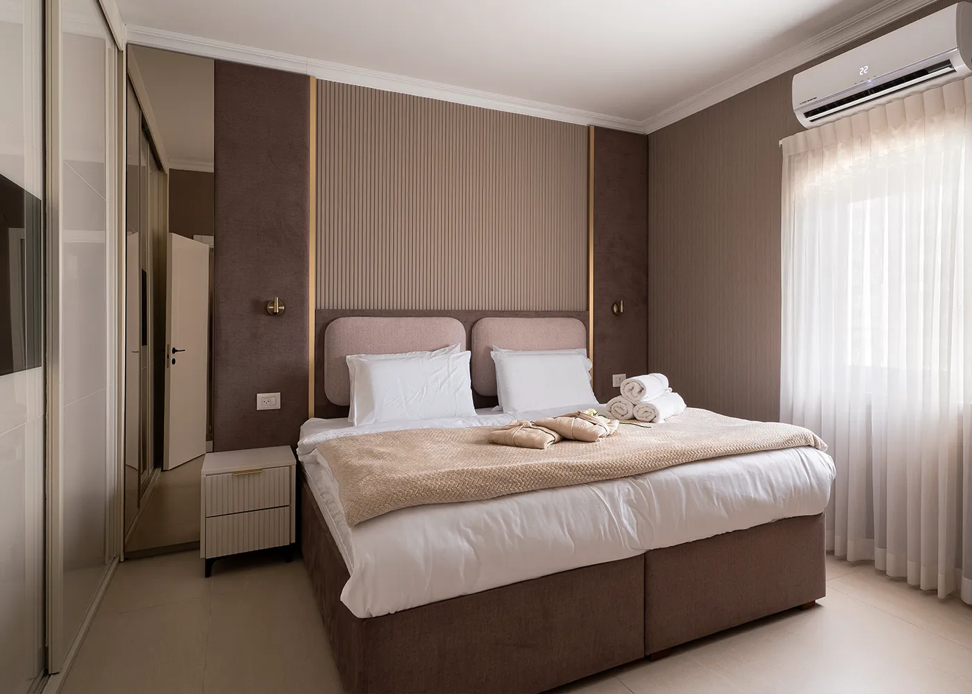 חדר שינה הורים בסוויטת שקיעה חלומית מזווית צד - תמונה 12