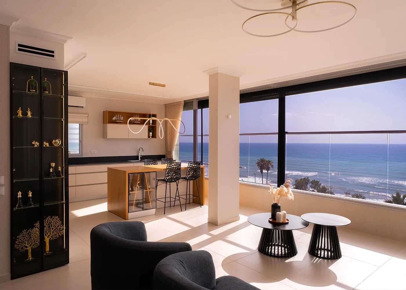 הסלון המרכזי והמטבח של סוויטת שקיעה חלומית עם נוף לים - תמונה 2