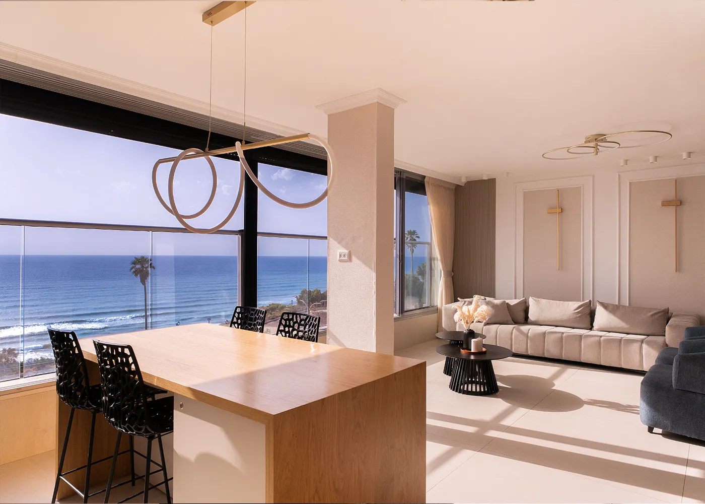המטבח והסלון של סוויטת שקיעה חלומית עם נוף לים - תמונה 3