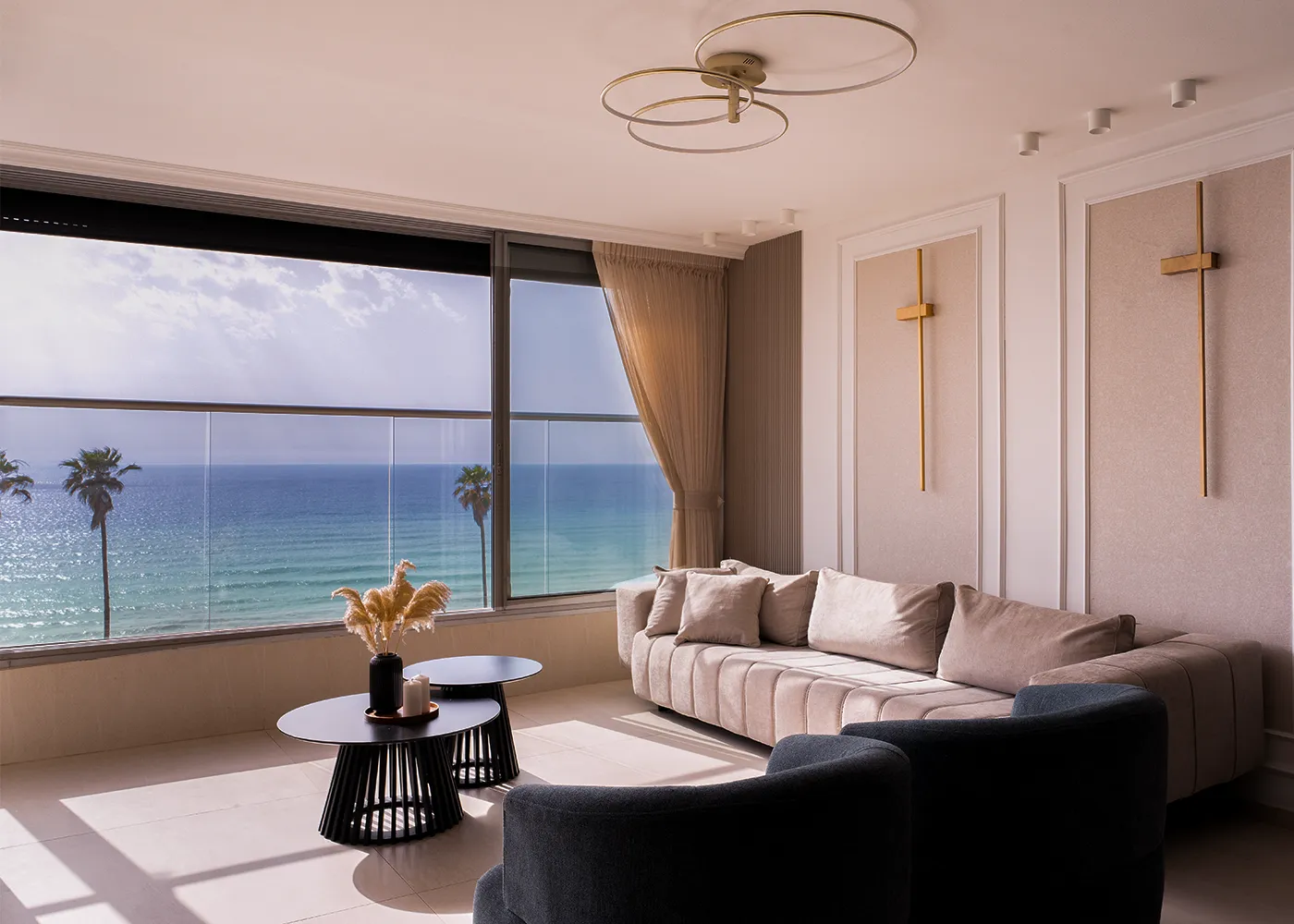 הסלון של סוויטת שקיעה חלומית עם נוף לים - תמונה 4