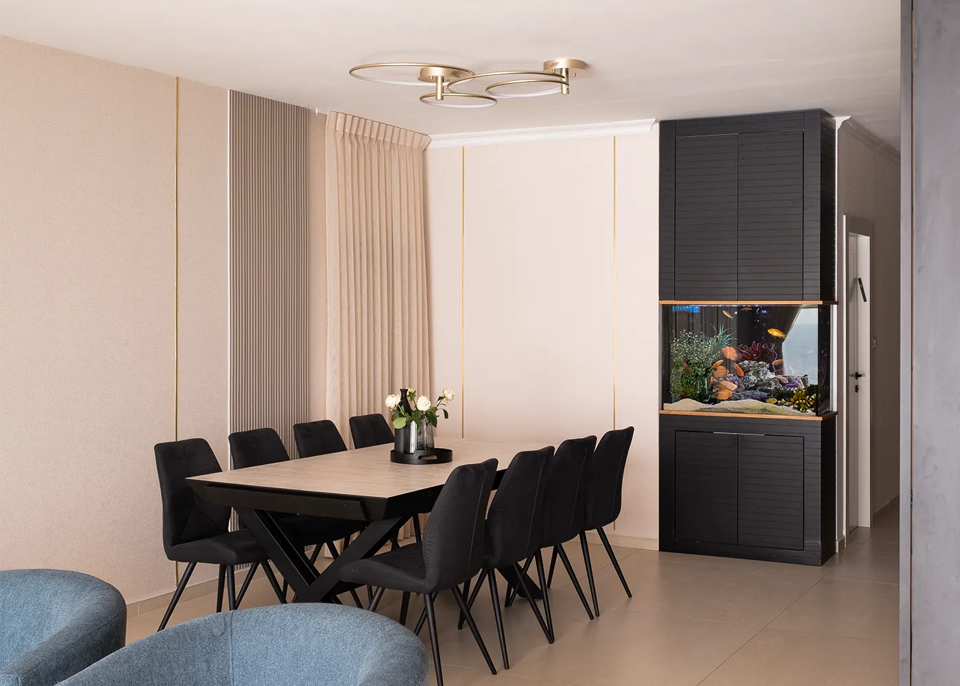 פינת האוכל של סוויטת שקיעה חלומית עם אקווריום - תמונה 5