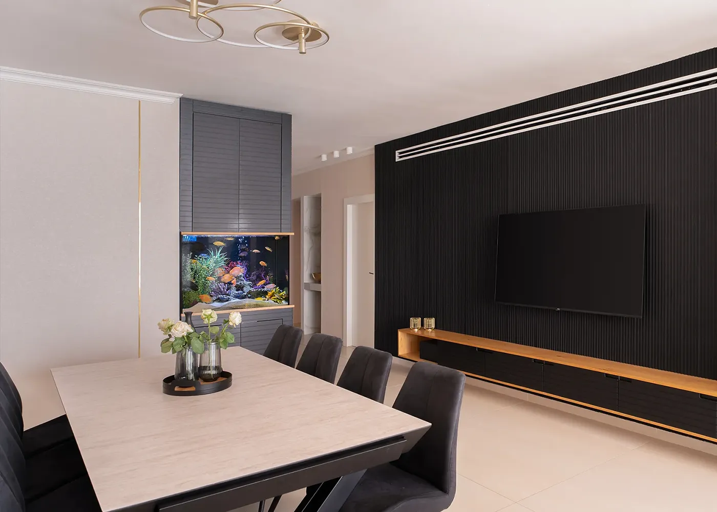 פינת האוכל של סוויטת שקיעה חלומית עם אקווריום ומסך לד - תמונה 6